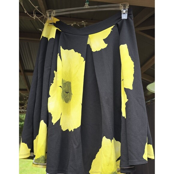 Ashley Stewart Pleated Skirt Black/Yellow Flowers NWT Sz 14 - Picture 2 of 6